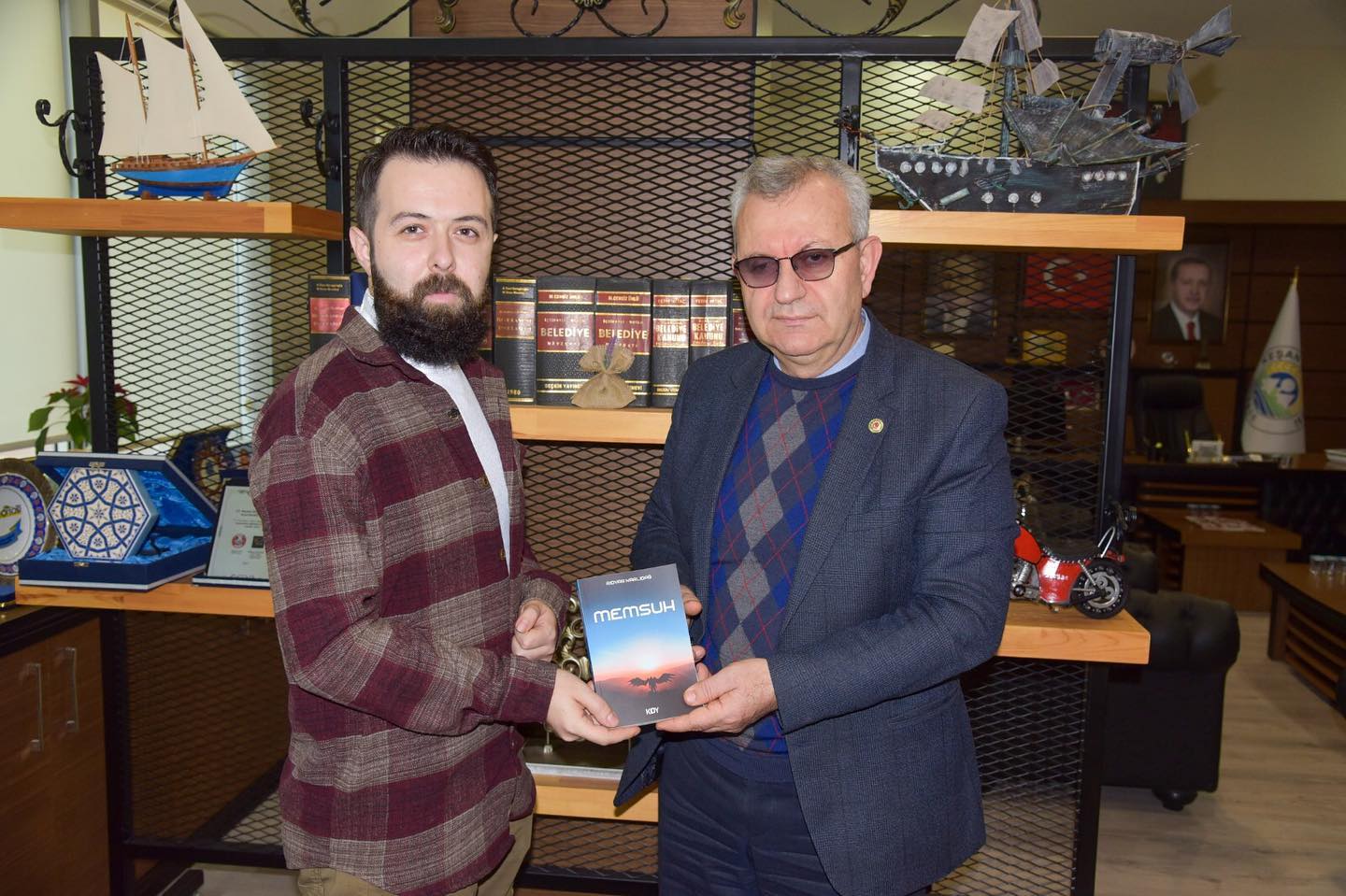 Keşanlı Yazar Rıdvan Karlıdağ, Helvacıoğlu’na” Memsuh” adlı kitabını hediye etti