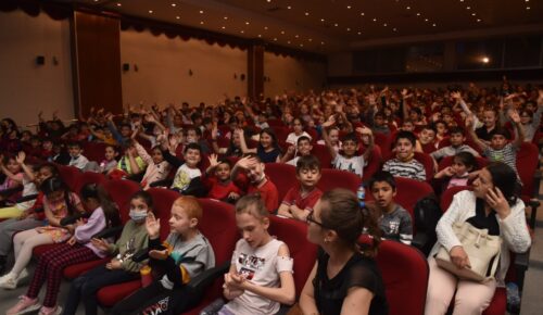 İstanbul Devlet Tiyatrosu’nun çocuk oyunu Keşanlı çocuklarla buluştu