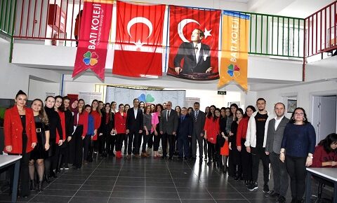 Helvacıoğlu, öğretmenlerin Öğretmenler Günü’nü 100. yıl hatıra pullarıyla kutladı